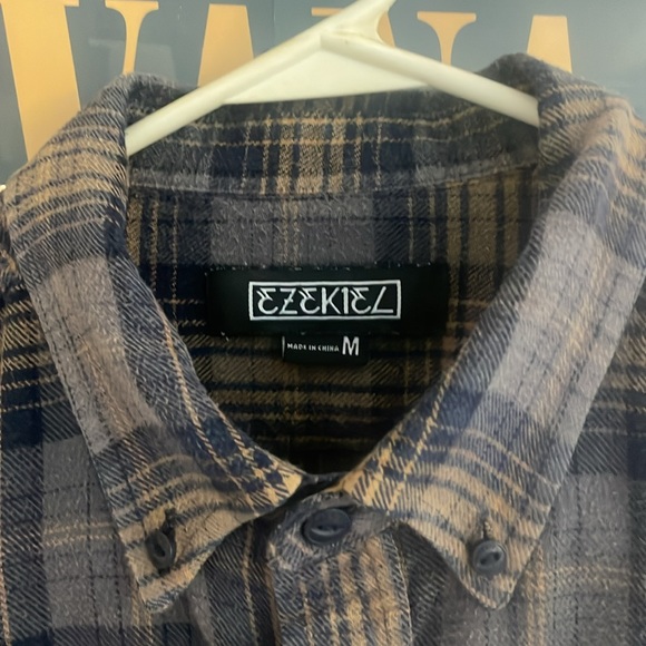**SOLD**Distressed Flannel Long Sleeve (M) - Picture 3 of 4